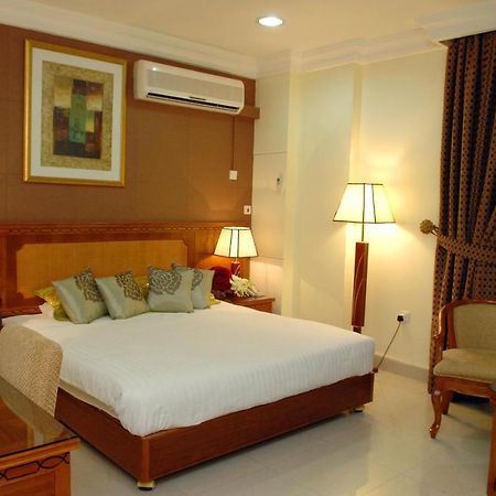 Al Muntazah Plaza Hotel Доха Екстериор снимка