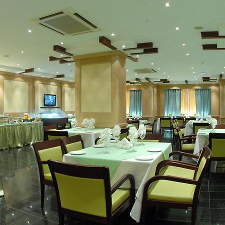 Al Muntazah Plaza Hotel Доха Екстериор снимка
