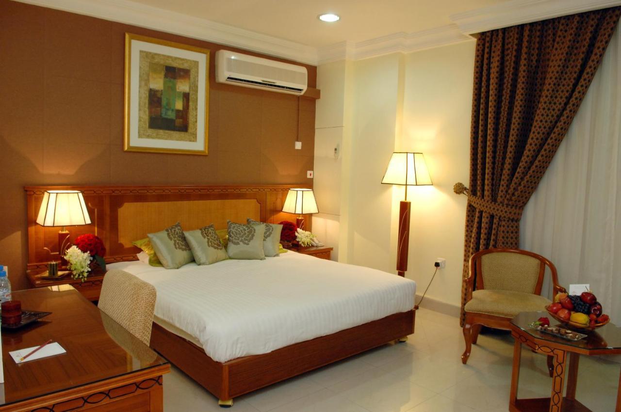 Al Muntazah Plaza Hotel Доха Екстериор снимка