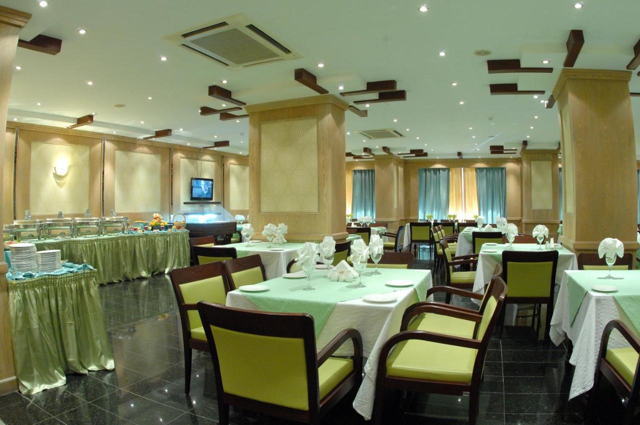 Al Muntazah Plaza Hotel Доха Екстериор снимка