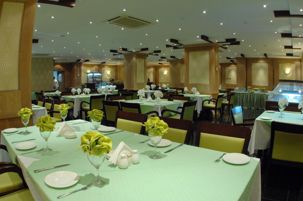 Al Muntazah Plaza Hotel Доха Екстериор снимка