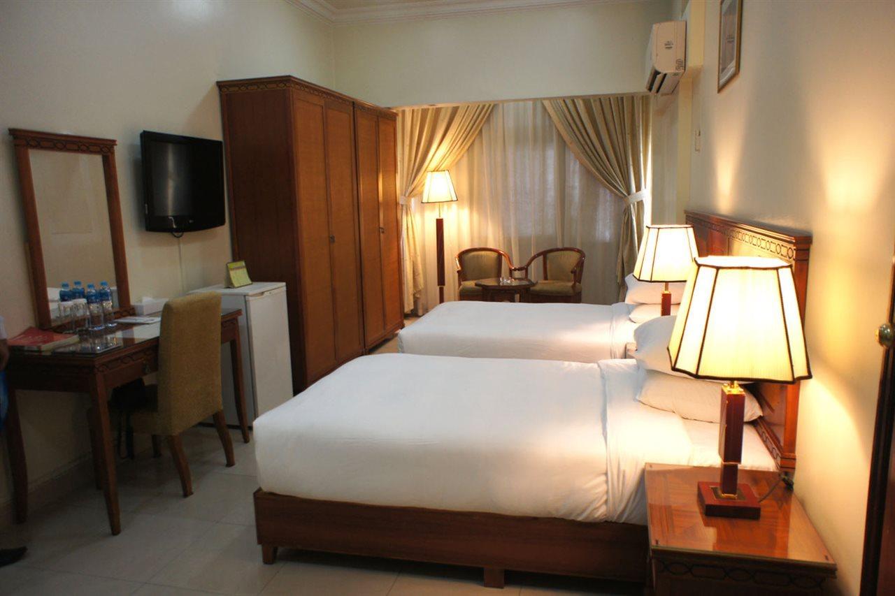 Al Muntazah Plaza Hotel Доха Екстериор снимка