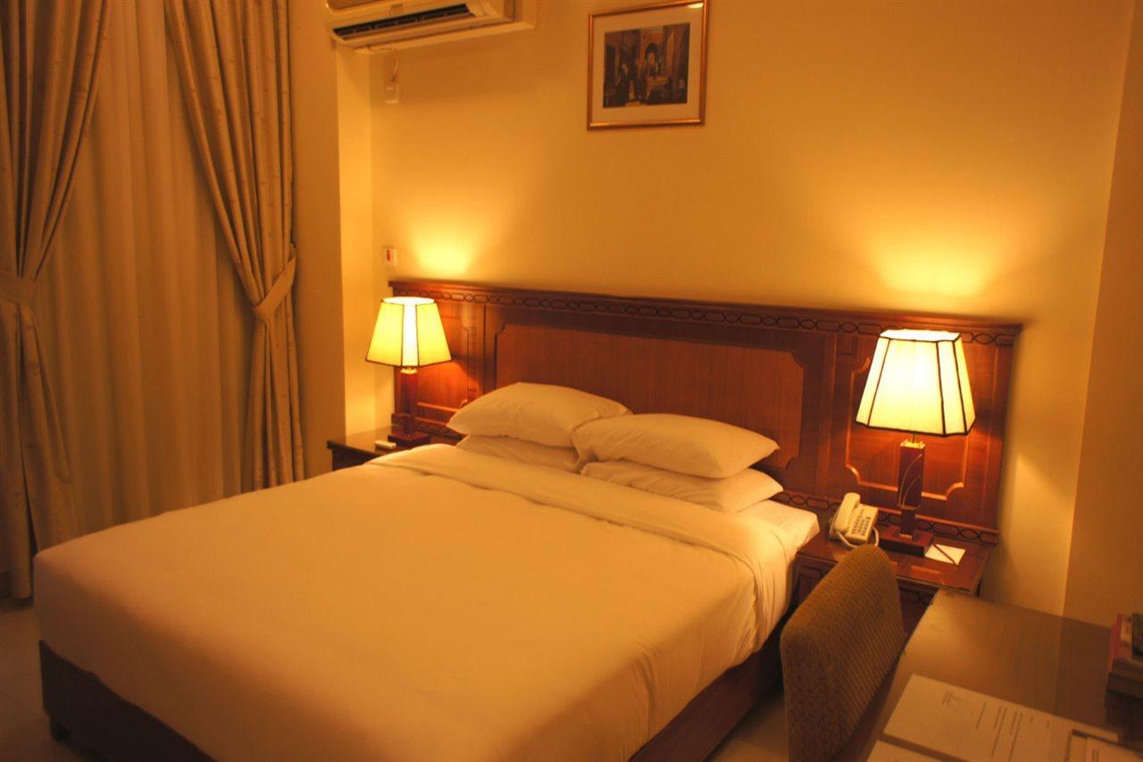 Al Muntazah Plaza Hotel Доха Екстериор снимка