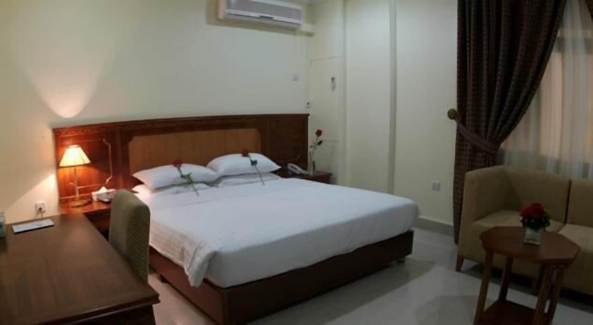 Al Muntazah Plaza Hotel Доха Екстериор снимка