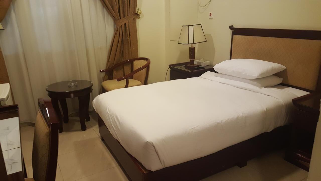 Al Muntazah Plaza Hotel Доха Екстериор снимка