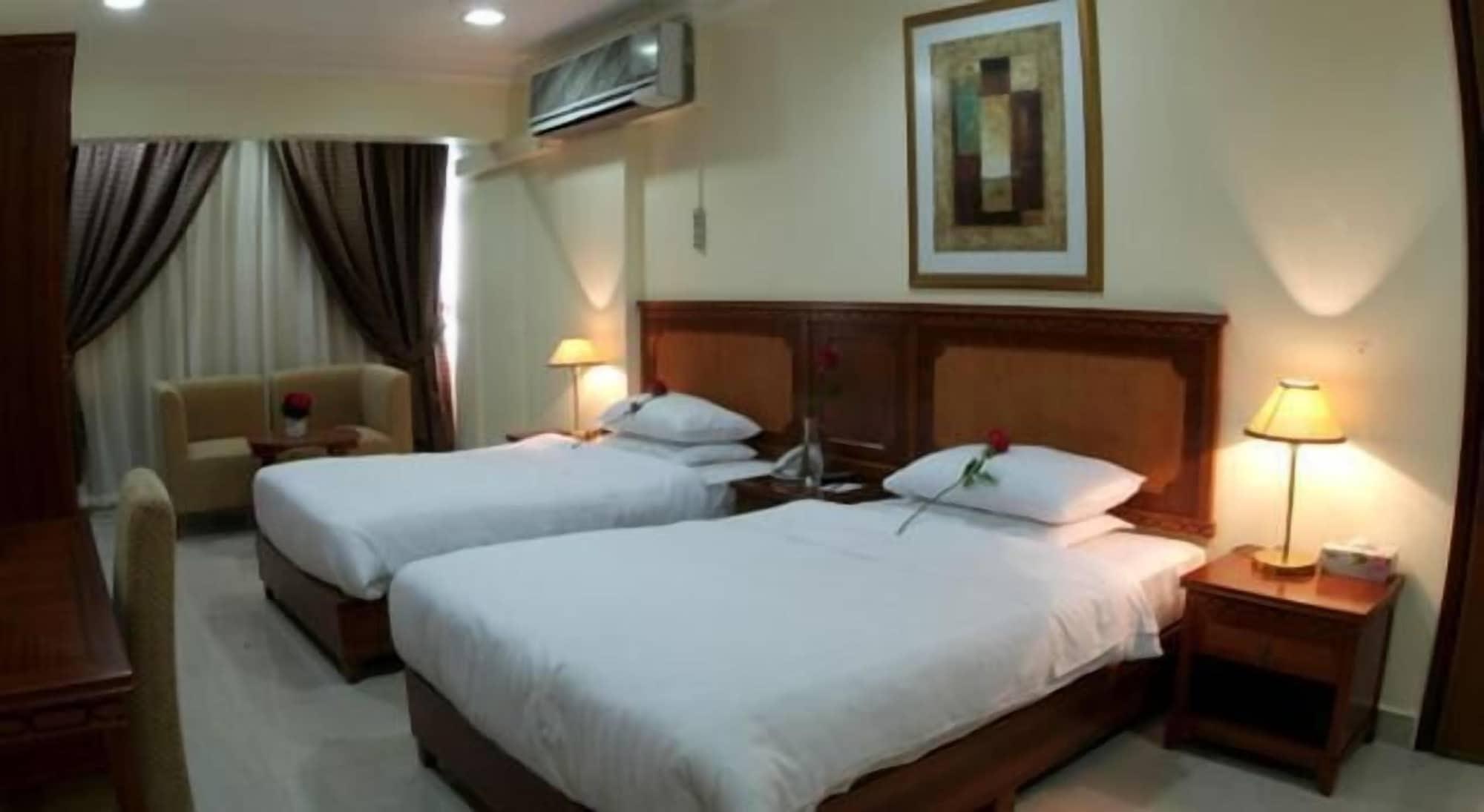Al Muntazah Plaza Hotel Доха Стая снимка