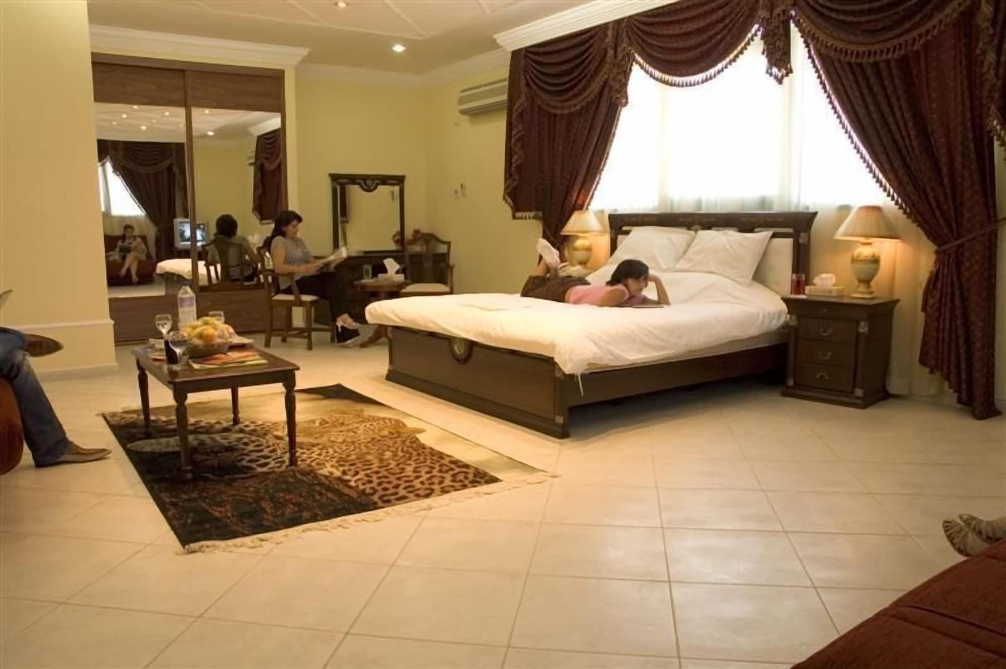 Al Muntazah Plaza Hotel Доха Екстериор снимка