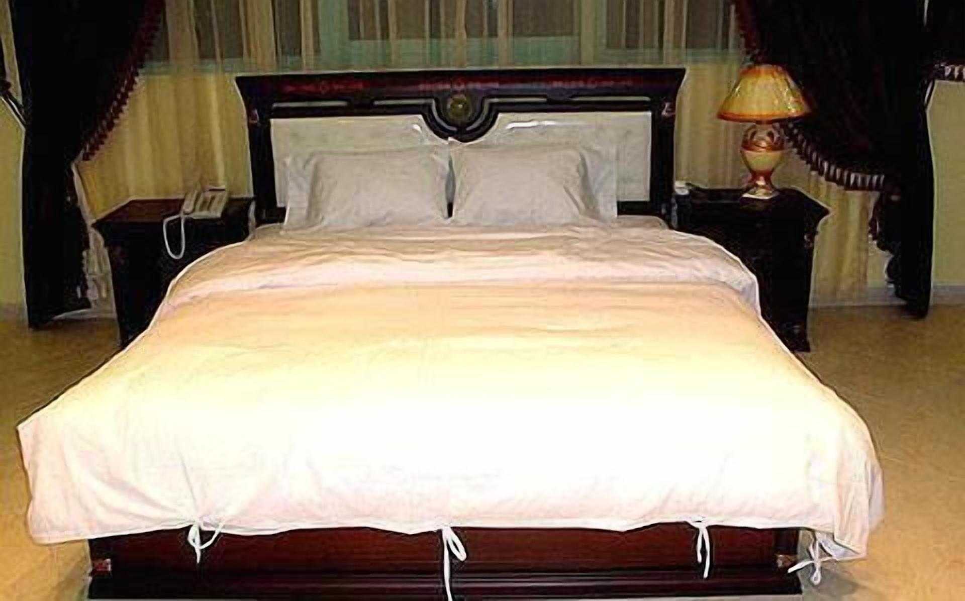 Al Muntazah Plaza Hotel Доха Екстериор снимка