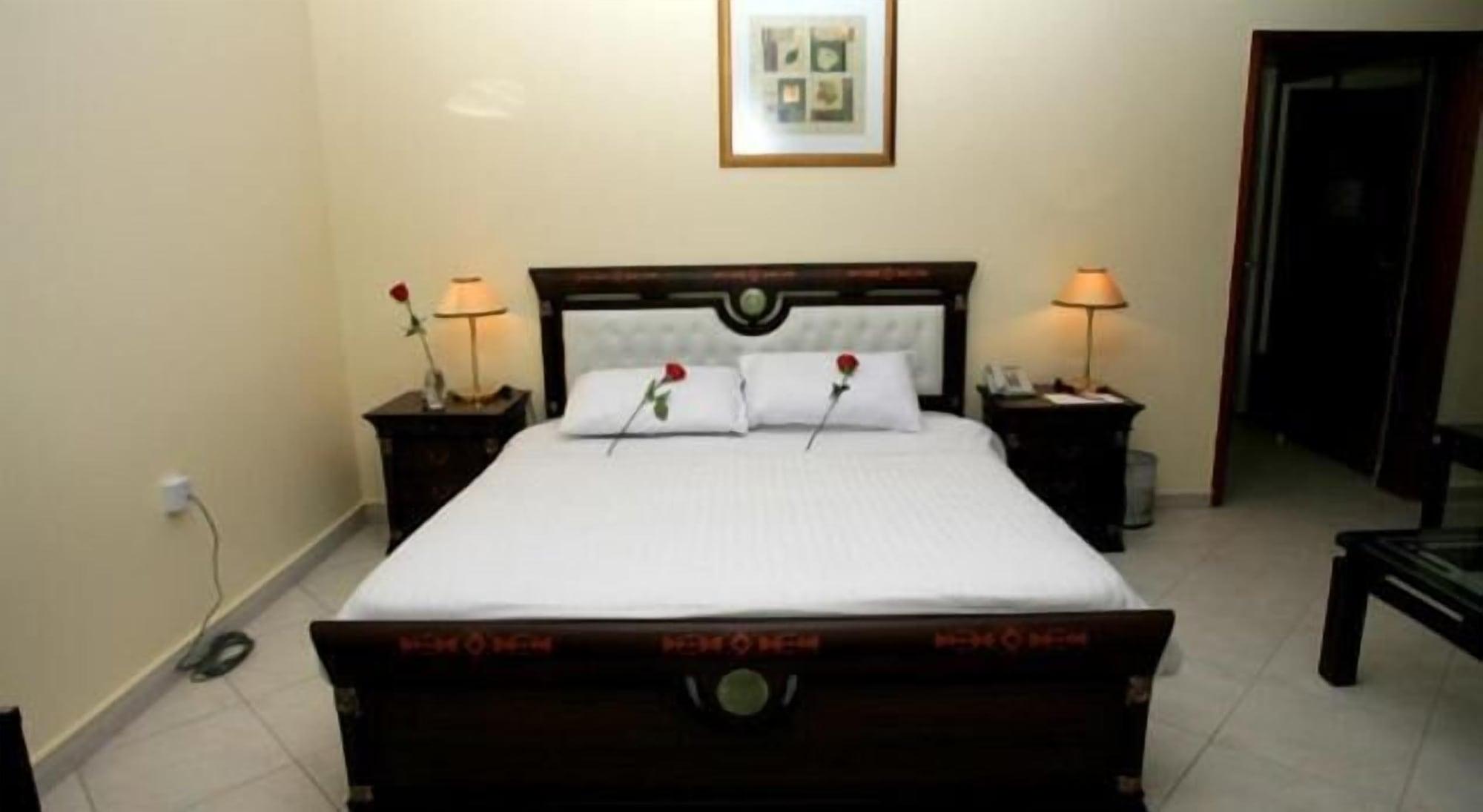 Al Muntazah Plaza Hotel Доха Екстериор снимка