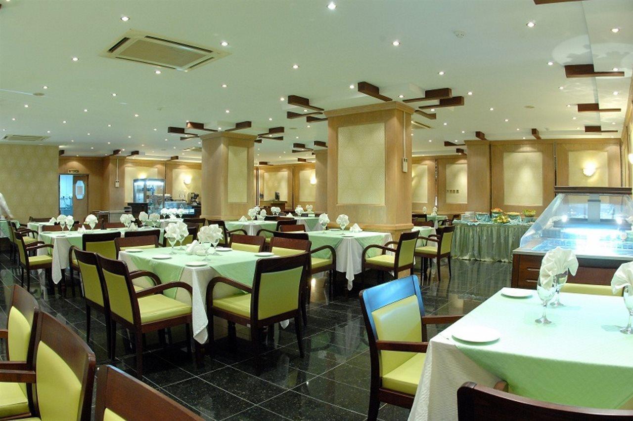Al Muntazah Plaza Hotel Доха Екстериор снимка