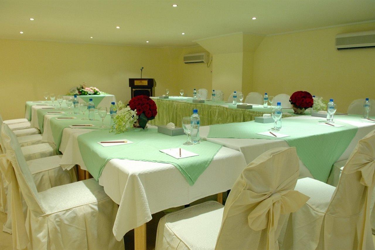 Al Muntazah Plaza Hotel Доха Екстериор снимка