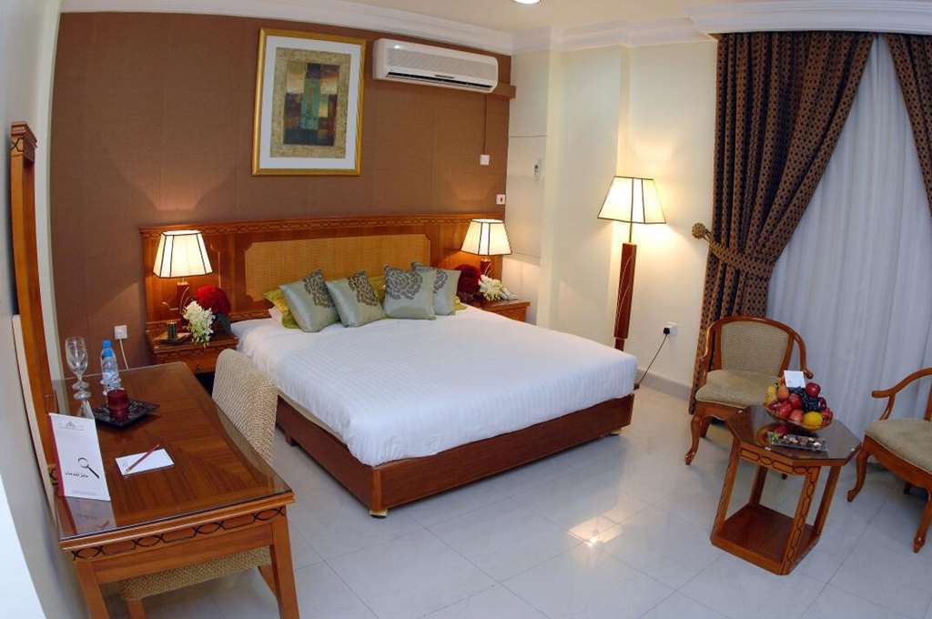 Al Muntazah Plaza Hotel Доха Стая снимка