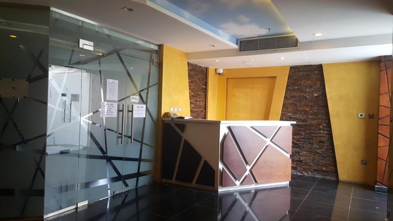 Al Muntazah Plaza Hotel Доха Екстериор снимка
