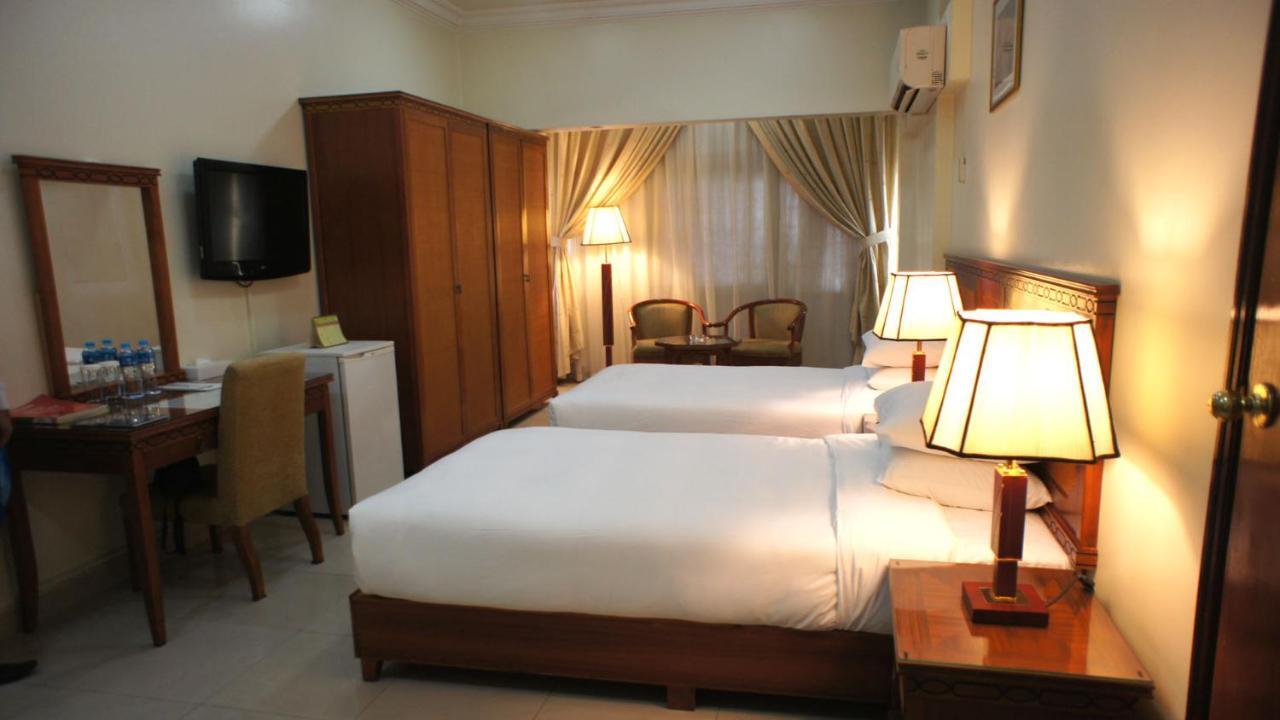 Al Muntazah Plaza Hotel Доха Екстериор снимка