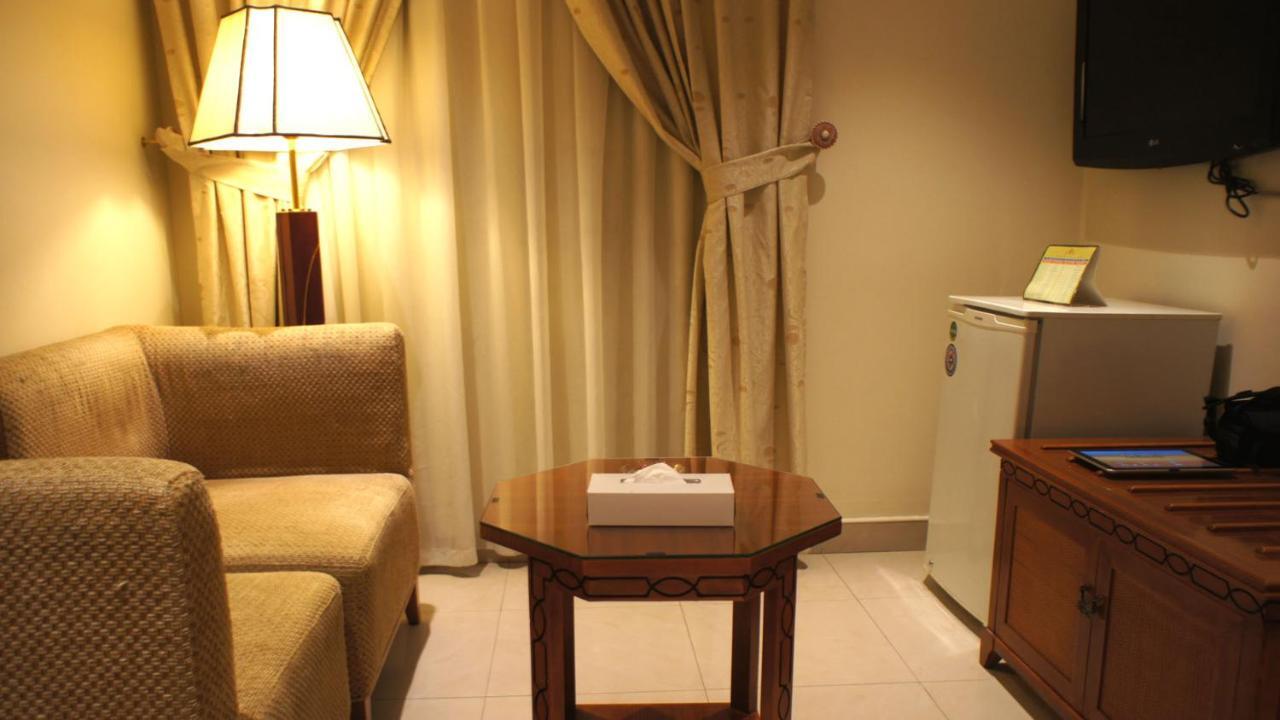 Al Muntazah Plaza Hotel Доха Екстериор снимка