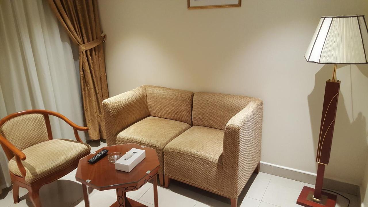Al Muntazah Plaza Hotel Доха Екстериор снимка