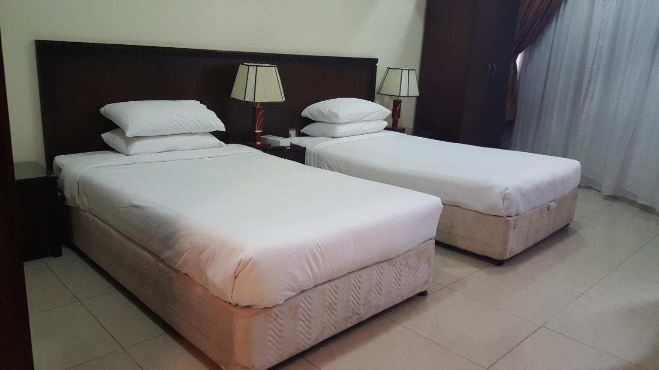 Al Muntazah Plaza Hotel Доха Екстериор снимка